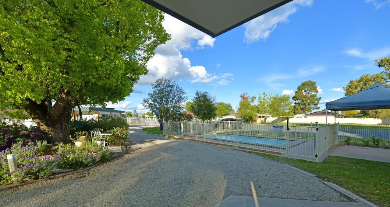 Sturt Motel Balranald Bagian luar foto